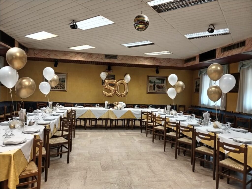 Allestimento cinquantesimo anniversario composizioni da tavolo e volanti