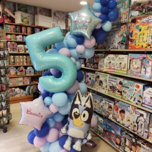 Organico di palloncini con struttura tema Bluey