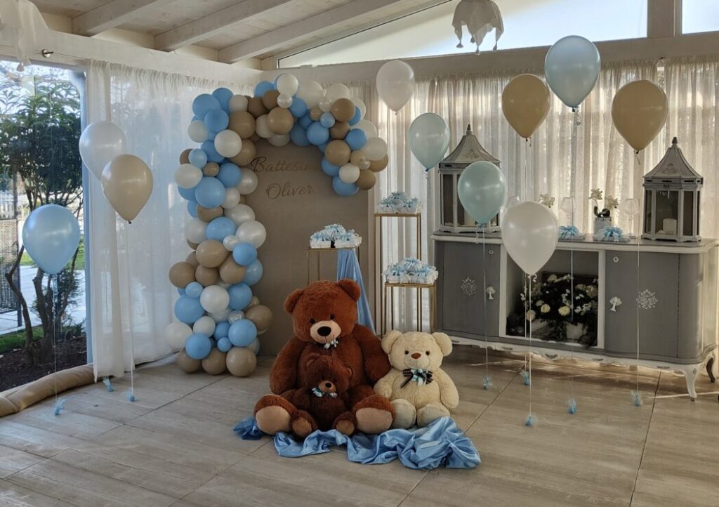 Organico di palloncini su pannello con orso battesimo