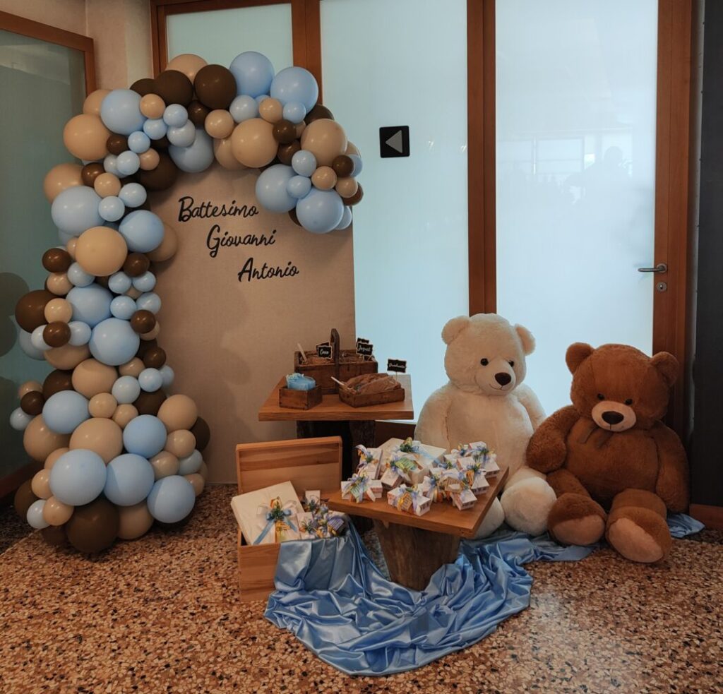 Organico di palloncini su pannello con orso battesimo