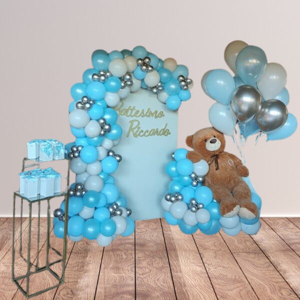 Organico di palloncini su pannello con orso battesimo
