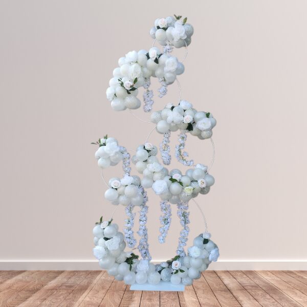 Struttura con cerchi e agglomerati di palloncini