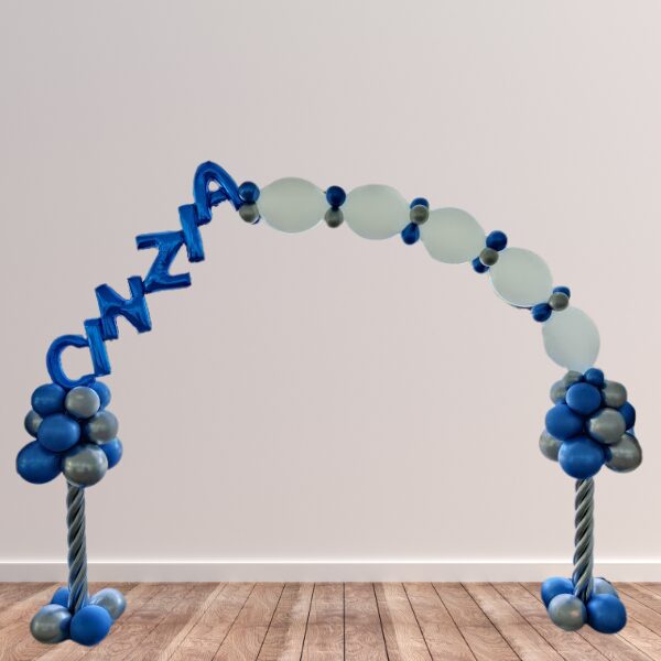 Arco di palloncini con colonne e nome
