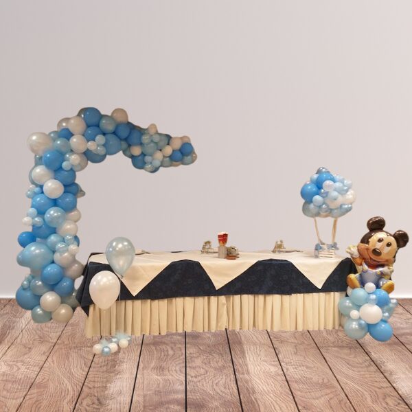 Organico di palloncini con topolino e mongolfiera