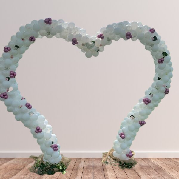 Cuore aperto con struttura per matrimonio