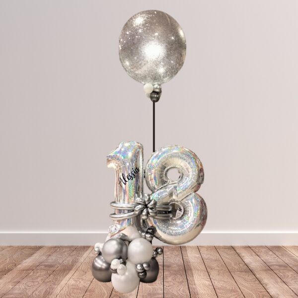 Composizione diciottesimo con boule e fiore