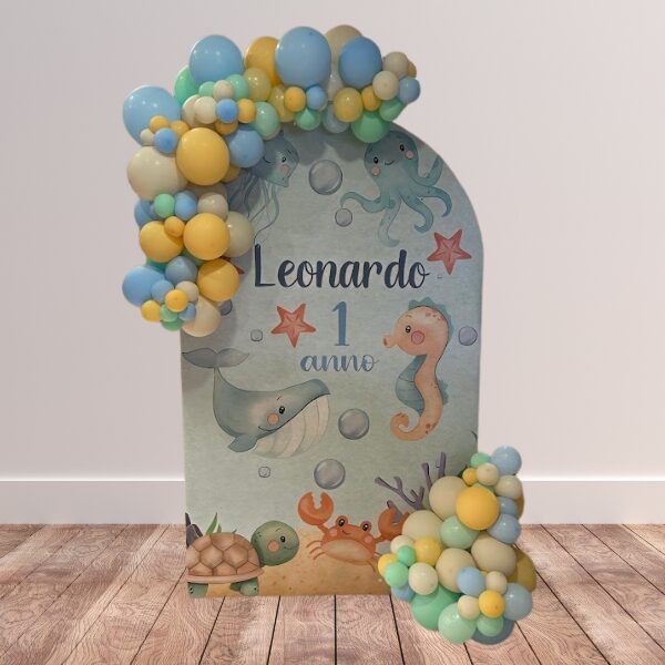 Composizione primo compleanno con pannello tema mare