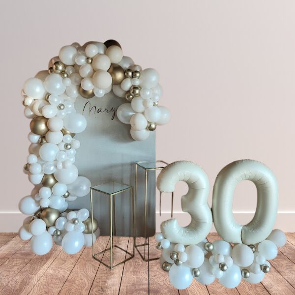 Composizione con pannello trentesimo compleanno